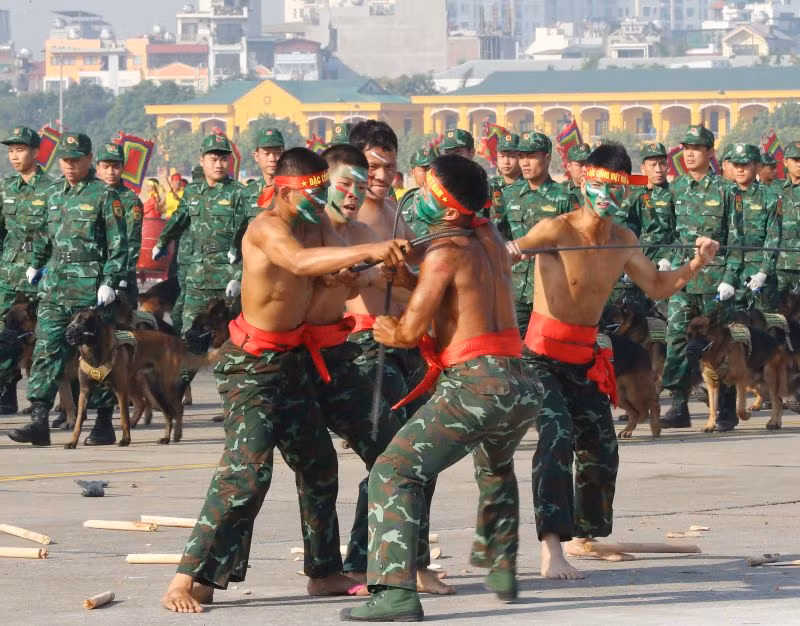 Lực lượng Đặc công biểu diễn võ thuật tại buổi hợp luyện. Lực lượng Đặc công biểu diễn võ thuật tại buổi hợp luyện.