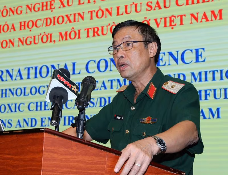 Thiếu tướng, PGS, TS Ngô Văn Giao báo cáo đề dẫn hội thảo.