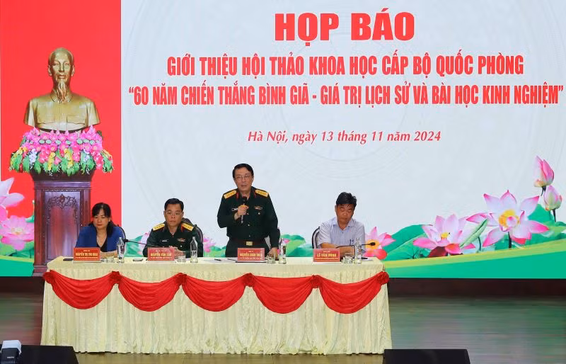 Các đồng chí chủ trì Họp báo.
