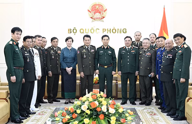 Đại tướng Phan Văn Giang và Đại tướng Vong Pisen chụp ảnh cùng các đại biểu.