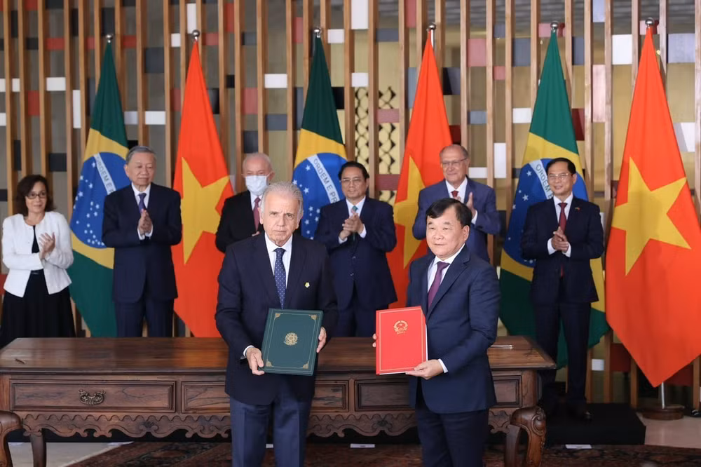 Thượng tướng Hoàng Xuân Chiến và Ngài José Mucio Monteiro Filho, Bộ trưởng Quốc phòng Brazil ký Bản ghi nhớ về hợp tác quốc phòng Việt Nam-Brazil.