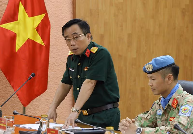 Đại tá Nguyễn Như Cảnh, Phó Cục trưởng Cục Gìn giữ hòa bình Việt Nam báo cáo công tác chuẩn bị cho sĩ quan đi thực hiện nhiệm vụ. Đại tá Nguyễn Như Cảnh, Phó Cục trưởng Cục Gìn giữ hòa bình Việt Nam báo cáo công tác chuẩn bị cho sĩ quan đi thực hiện nhiệm vụ.