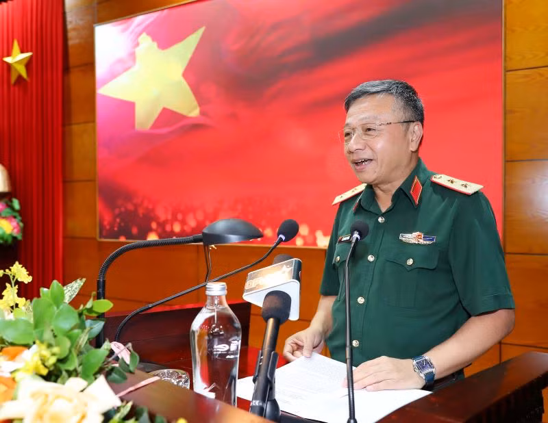 Trung tướng Lê Quang Minh trình bày Báo cáo sơ kết công tác Đảng, công tác chính trị 6 tháng đầu năm 2024. Trung tướng Lê Quang Minh trình bày Báo cáo sơ kết công tác Đảng, công tác chính trị 6 tháng đầu năm 2024.