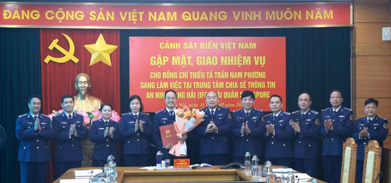 Thủ trưởng Bộ Tư lệnh và đại diện các cơ quan chức năng tặng hoa chúc mừng Thiếu tá Trần Nam Phương trước khi lên đường làm nhiệm vụ. Thủ trưởng Bộ Tư lệnh và đại diện các cơ quan chức năng tặng hoa chúc mừng Thiếu tá Trần Nam Phương trước khi lên đường làm nhiệm vụ.