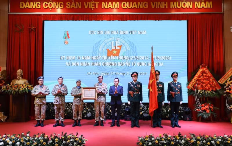 Thừa ủy quyền của Chủ tịch nước, Phó Thủ tướng Chính phủ Trần Lưu Quang trao Huân chương Bảo vệ Tổ quốc hạng Ba tặng Cục Gìn giữ hòa bình Việt Nam.