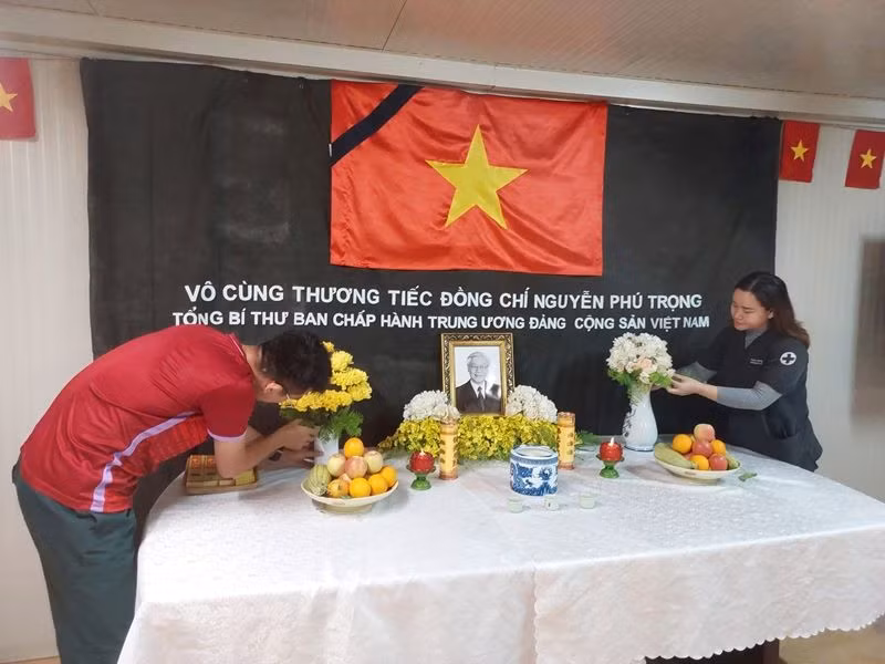 Cán bộ, nhân viên Bệnh viện dã chiến cấp 2 số 5 ở Nam Sudan chuẩn bị bàn thờ Tổng Bí thư Nguyễn Phú Trọng. Ảnh: HÀ NGỌC Cán bộ, nhân viên Bệnh viện dã chiến cấp 2 số 5 ở Nam Sudan chuẩn bị bàn thờ Tổng Bí thư Nguyễn Phú Trọng. Ảnh: HÀ NGỌC