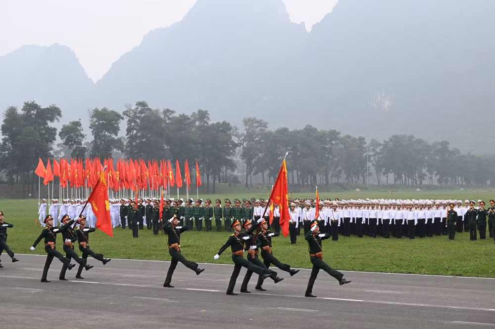 Các khối thực hiện diễu binh, diễu hành.