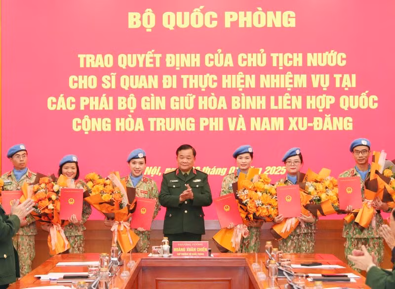 Thượng tướng Hoàng Xuân Chiến thừa ủy quyền của Chủ tịch nước và Bộ trưởng Quốc phòng trao Quyết định cho các sĩ quan đi thực hiện nhiệm vụ tại các phái bộ gìn giữ hòa bình Liên hợp quốc tại Cộng hòa Trung Phi và Nam Sudan.