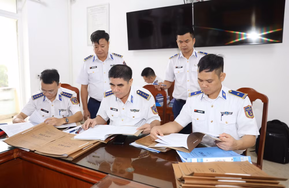 Đoàn công tác của Bộ Tư lệnh Cảnh sát biển Việt Nam kiểm tra hồ sơ cơ bản của Đoàn Đặc nhiệm phòng, chống tội phạm ma túy số 2. Đoàn công tác của Bộ Tư lệnh Cảnh sát biển Việt Nam kiểm tra hồ sơ cơ bản của Đoàn Đặc nhiệm phòng, chống tội phạm ma túy số 2.
