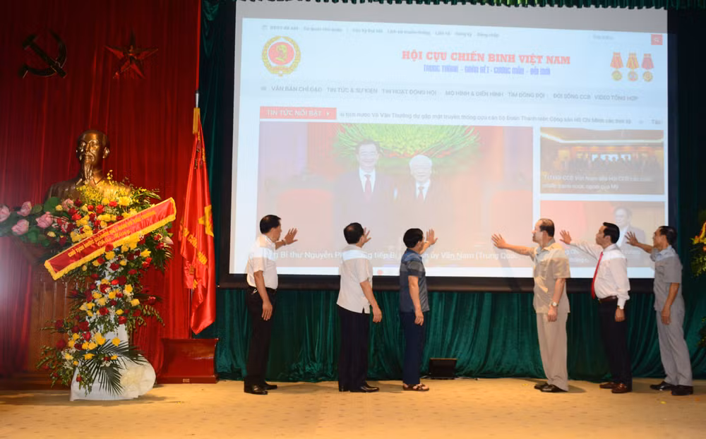 Các đồng chí trong Thường trực Trung ương Hội Cựu chiến binh Việt Nam và các đại biểu nhấn nút khai trương Trang thông tin điện tử tổng hợp Hội Cựu chiến binh Việt Nam.