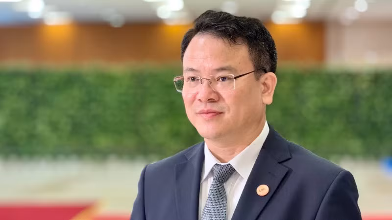 Thứ trưởng Tài chính Trần Quốc Phương trao đổi bên lề đối thoại giữa các nhà lãnh đạo với doanh nghiệp về hợp tác công-tư vì tương lai xanh và bền vững. (Ảnh: MINH PHƯƠNG)