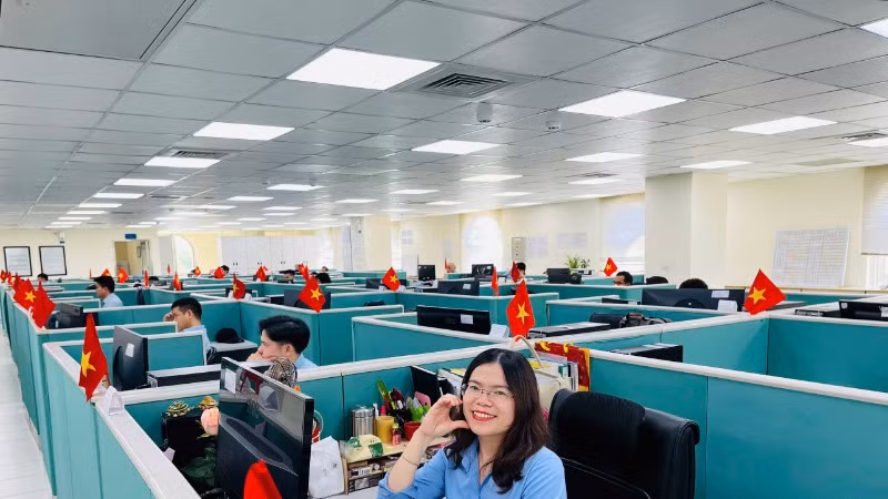 Việc trang hoàng cờ đỏ sao vàng được các cán bộ, nhân viên, người lao động thực hiện từ ngày 19/4.