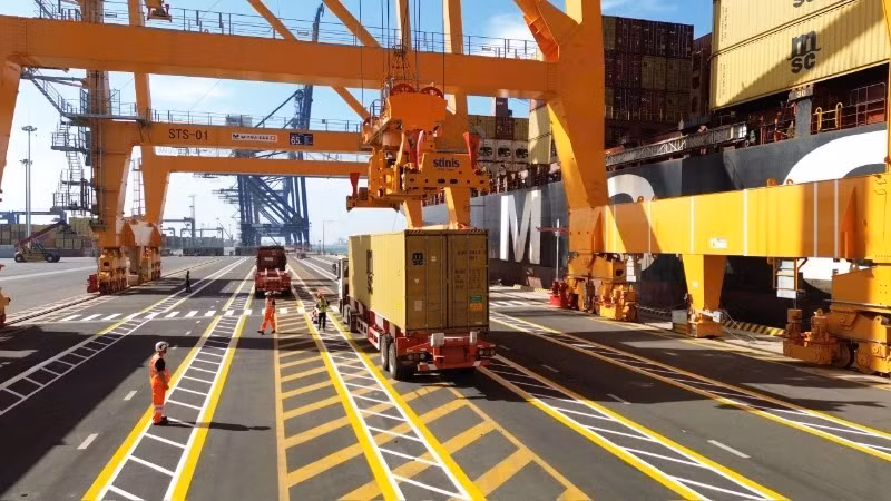 Hoạt động bốc xếp hàng hóa tại cảng nước sâu Lạch Huyện, huyện Cát Hải, Hải Phòng.
