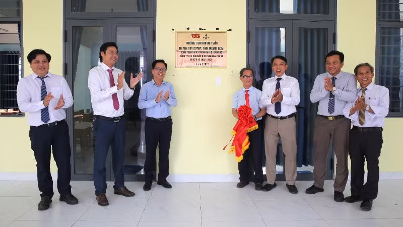 Đại biểu thực hiện nghi thức gắn biển công trình chào mừng Đại hội đại biểu Đảng bộ Công ty Lọc hóa dầu Bình Sơn lần thứ VII, nhiệm kỳ 2025-2030. Đại biểu thực hiện nghi thức gắn biển công trình chào mừng Đại hội đại biểu Đảng bộ Công ty Lọc hóa dầu Bình Sơn lần thứ VII, nhiệm kỳ 2025-2030.