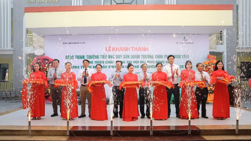Lãnh đạo huyện Duy Xuyên và BSR cắt băng khánh thành Trường Tiểu học Duy Sơn (Điểm trường Phú Nham Tây). 