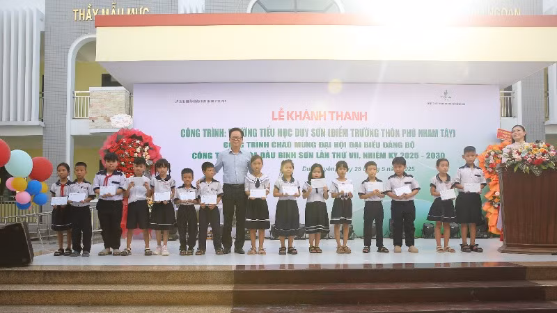 Ông Nguyễn Văn Hội - Ủy viên Ban Thường vụ Đảng ủy, Thành viên Hội đồng quản trị Công ty BSR trao quà cho các em học sinh vượt khó học giỏi. Ông Nguyễn Văn Hội - Ủy viên Ban Thường vụ Đảng ủy, Thành viên Hội đồng quản trị Công ty BSR trao quà cho các em học sinh vượt khó học giỏi.
