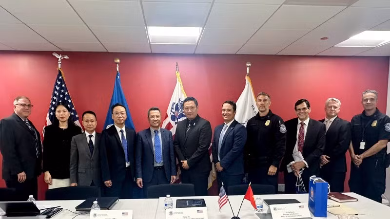 Đoàn công tác Bộ Tài chính chụp ảnh lưu niệm cùng đại diện Cơ quan Hải quan và Bảo vệ Biên giới Hoa Kỳ. (Ảnh: BTC)