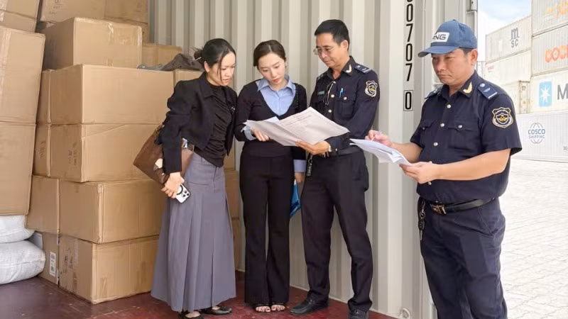 Lực lượng Hải Quan tiến hành kiểm tra số hàng hoá vi phạm. (Ảnh: Cục Hải quan)