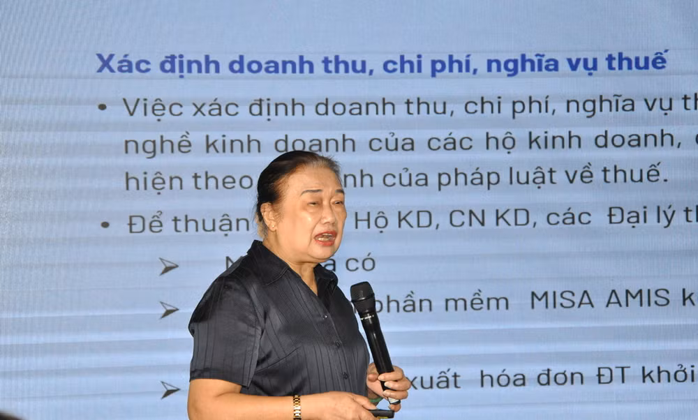 Bà Nguyễn Thị Cúc – Chủ tịch VTCA trình bày tham luận tại hội thảo. (Ảnh: MINH PHƯƠNG) Bà Nguyễn Thị Cúc – Chủ tịch VTCA trình bày tham luận tại hội thảo. (Ảnh: MINH PHƯƠNG)