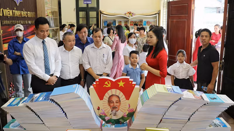 Các đại biểu tham quan gian trưng bày báo, tạp chí, sách.