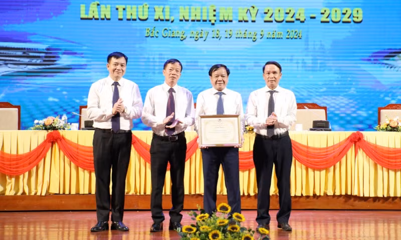 Đồng chí Nguyễn Đức Lợi, Phó Chủ tịch Thường trực Hội nhà báo Việt Nam tặng Bằng khen của hội cho tập thể Hội Nhà báo tỉnh Bắc Giang.