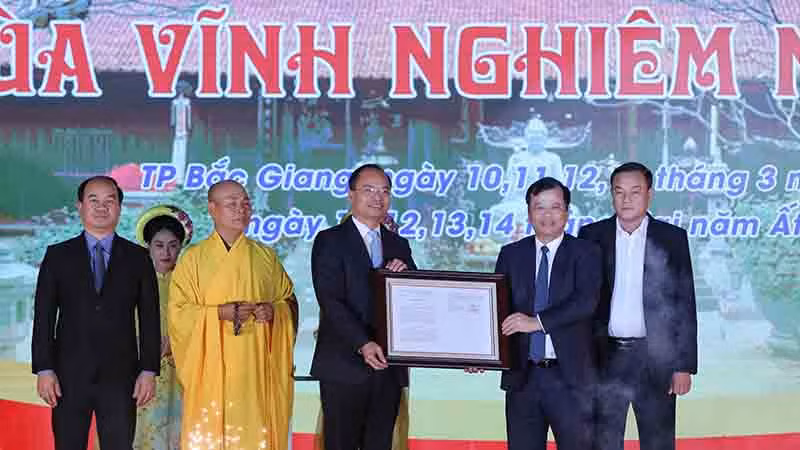 Lễ trao Bằng chứng nhận bộ tượng Tam Tổ Trúc Lâm là bảo vật quốc gia.
