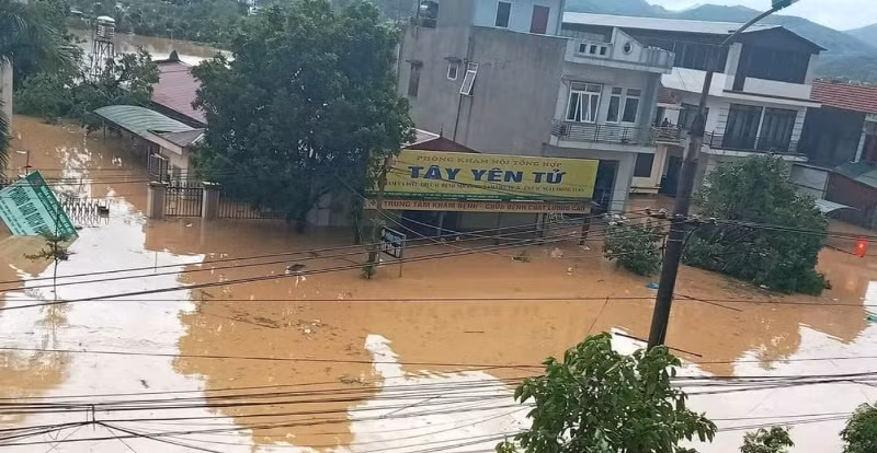 Thị trấn Tây Yên Tử, huyện Sơn Động bị nước lũ cô lập.
