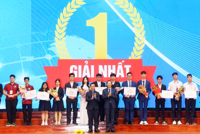 Ban Tổ chức trao giải Nhất cho đại diện các đội thi đoạt giải.
