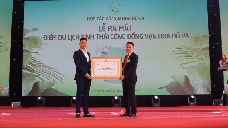 Trao Giấy chứng nhận điểm du lịch Vạn Hoa hồ Va.
