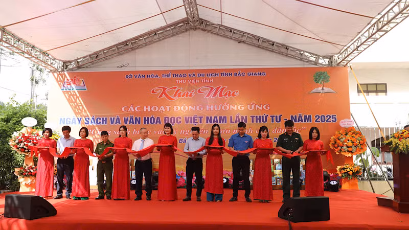 Các đại biểu cắt băng khai mạc Ngày sách và văn hoá đọc tại Bắc Giang năm 2025.