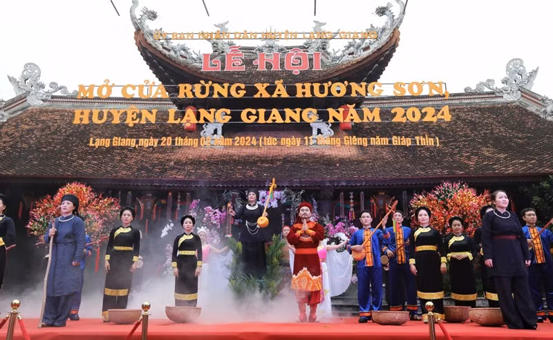 Hoạt cảnh ca ngợi công đức Bà chúa Then tại lễ hội. Hoạt cảnh ca ngợi công đức Bà chúa Then tại lễ hội.