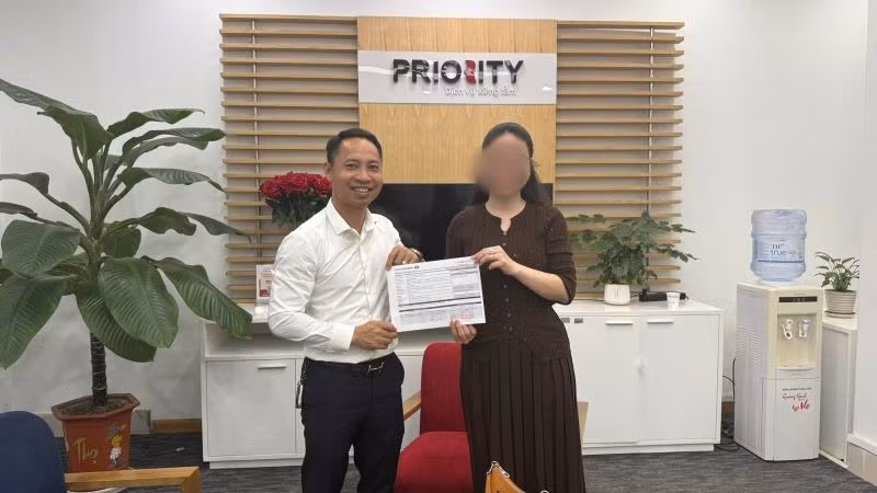 Anh Phạm Văn Xuân hoàn thành giao dịch chuyển tiền lại cho đại diện Công ty.