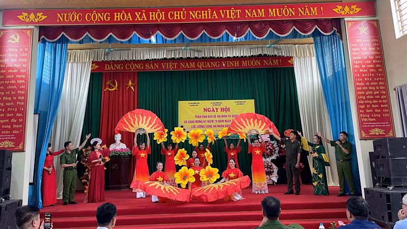 Văn nghệ chào mừng tại “Ngày hội Toàn dân bảo vệ an ninh Tổ quốc”.