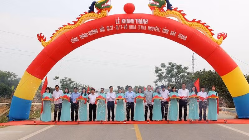 Lễ khánh thành tuyến đường nối quốc lộ 37-17 đi Võ Nhai (Thái Nguyên).