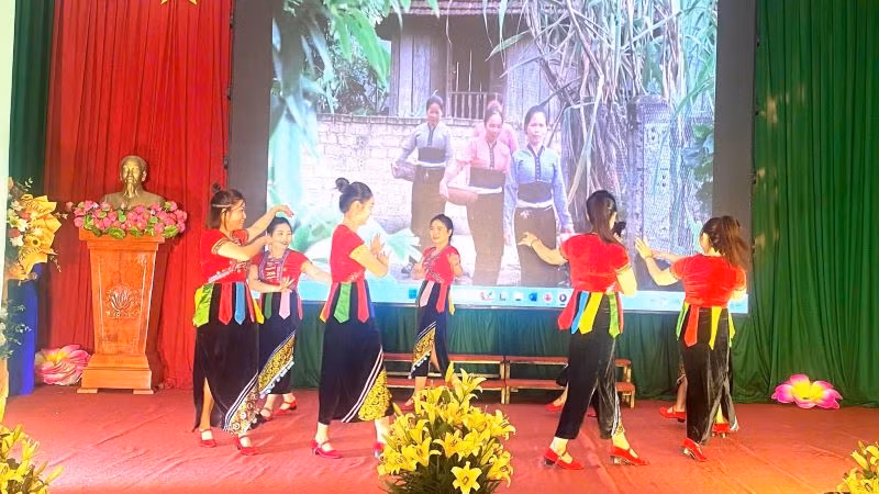 Một tiết mục văn nghệ chào mừng xã Đồng Hưu đón Bằng công nhận đạt chuẩn nông thôn mới.
