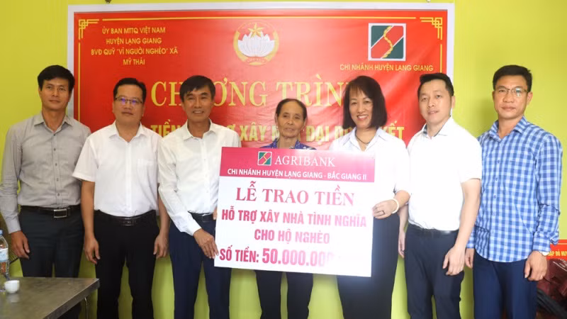 Đại diện lãnh đạo Ủy ban nhân dân huyện Lạng Giang và Agribank chi nhánh Bắc Giang II trao kinh phí hỗ trợ cho gia đình bà Nguyễn Thị Toàn.