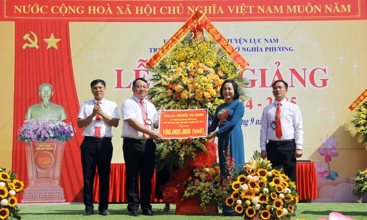 Đồng chí Nguyễn Thị Thanh tặng 100 triệu đồng cho Quỹ Khuyến học Trường THCS Nghĩa Phương.