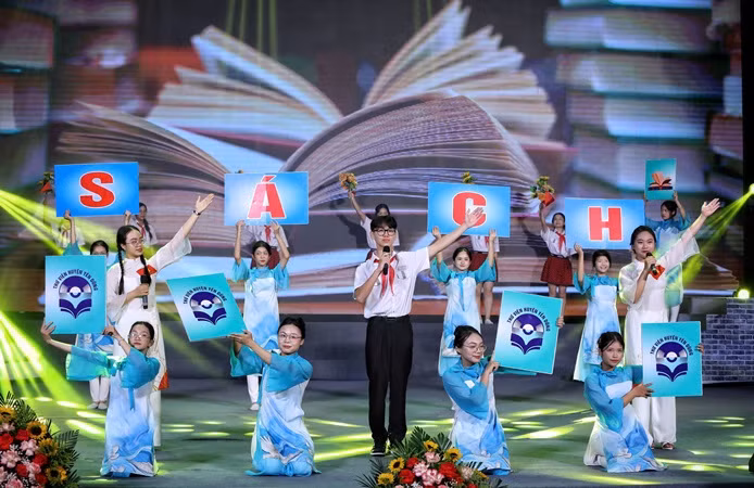 Một tiết mục giới thiệu sách tại hội thi.