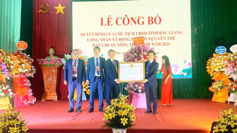 Lãnh đạo xã Đồng Hưu, huyện Yên Thế (Bắc Giang) đón nhận Bằng công nhận Nông thôn mới.