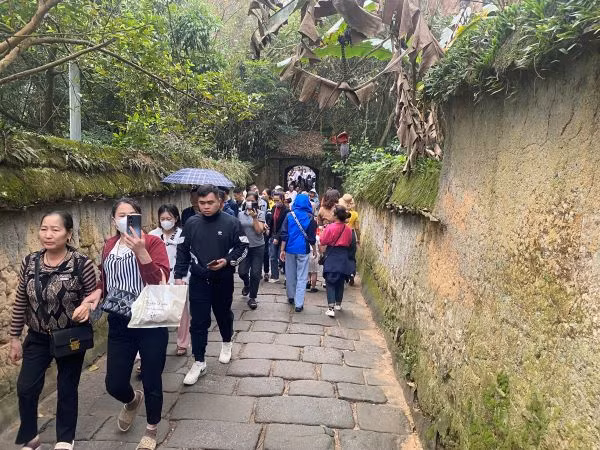Hệ thống tường đất nện bao quanh chùa. Hệ thống tường đất nện bao quanh chùa.