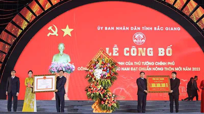 Huyện Lục Nam (Bắc Giang) đón nhận quyết định công nhận đạt chuẩn nông thôn mới.