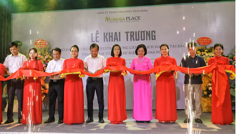 Cắt băng khai trương Trường trung cấp du lịch Hà Nội-Bắc Giang.