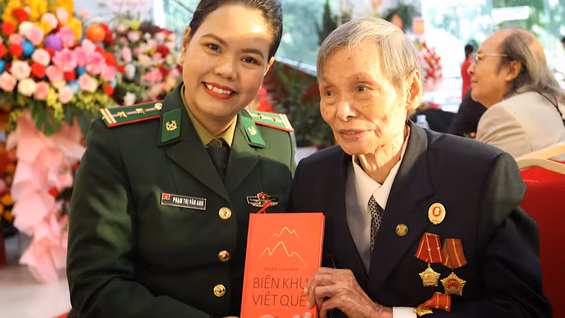 Nhà văn Phạm Vân Anh cùng Thầy thuốc Thân Văn Nhã tại buổi ra mắt sách.