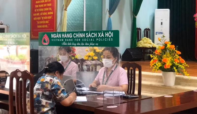 Người dân đến làm thủ tục vay vốn tại Ngân hàng chính sách tỉnh Bắc Giang.