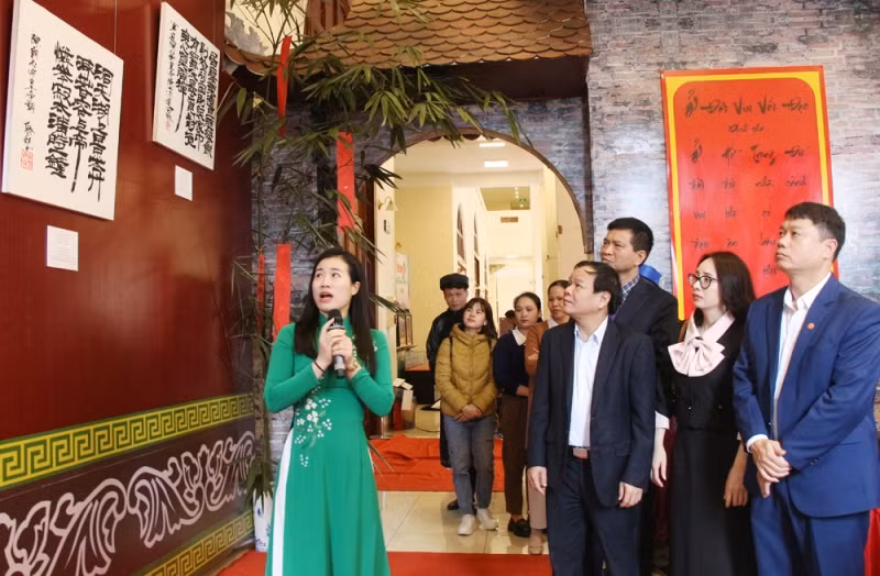 Các đại biểu tham quan trưng bày cổ vật, hiện vật tiêu biểu thời Lý-Trần. Ảnh: THU THỦY