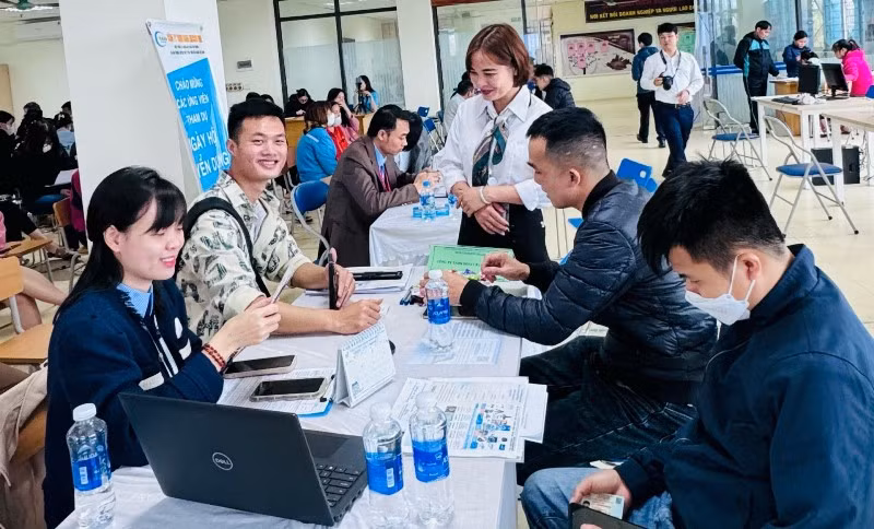 Phiên giao dịch việc làm tại điểm cầu Bắc Giang ngày 14/3.