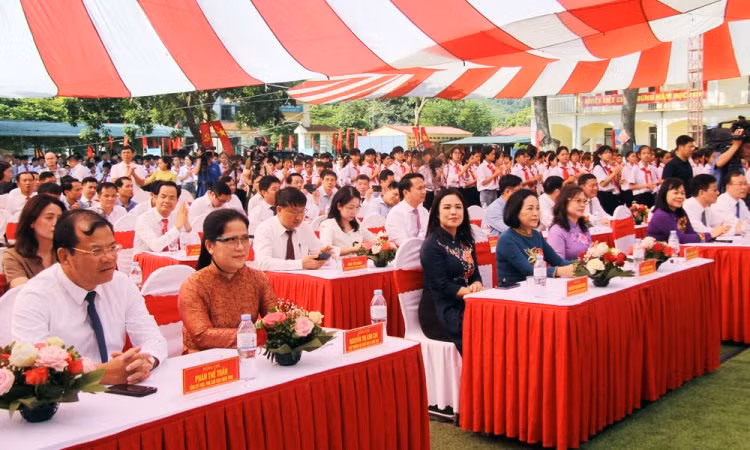 Các đại biểu dự Lễ khai giảng năm học mới tại Trường THCS Nghĩa Phương.