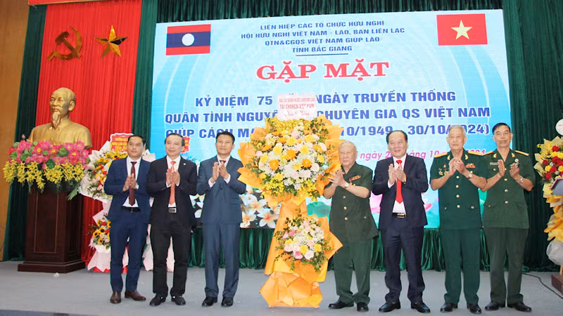 Đại sứ quán Lào tặng hoa chúc mừng.