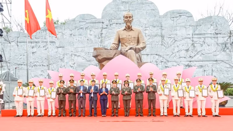 Lãnh đạo công an tỉnh Bắc Giang trao Giấy khen cho các tập thể có thành tích xuất sắc tại buổi lễ.