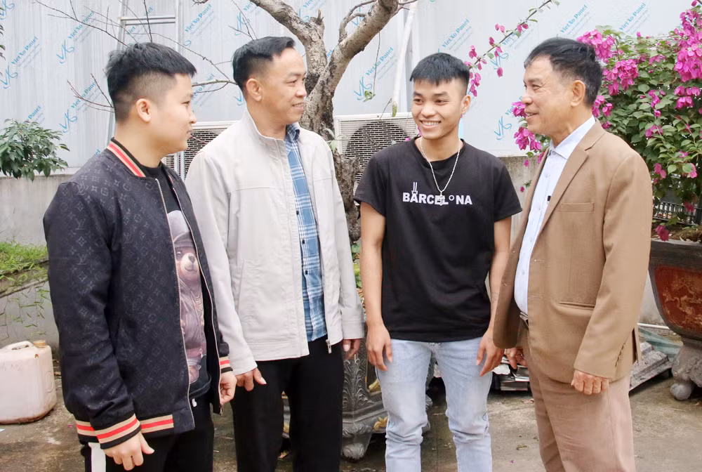 Đảng viên thôn Trại Phúc Mãn, xã Xuân Hương, huyện Lạng Giang gặp gỡ, nắm bắt tâm tư, nguyện vọng của thanh niên tại địa bàn.